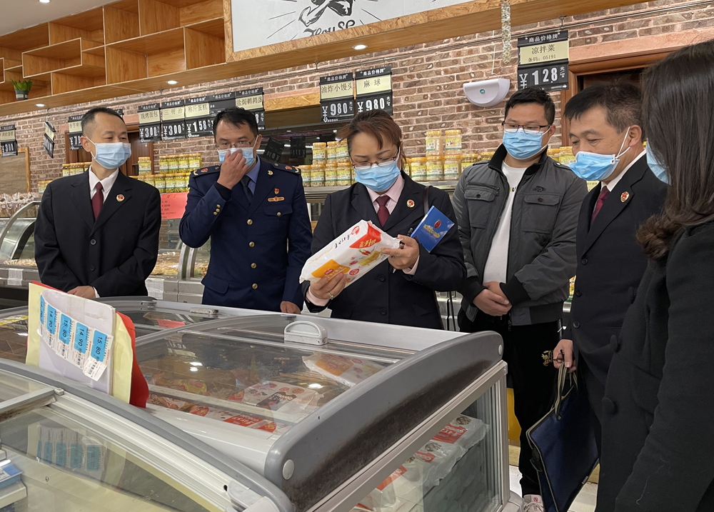 保護(hù)舌尖上的安全 福綿在行動(dòng)——玉林市、福綿區(qū)兩級(jí)檢察院聯(lián)合福綿區(qū)市場(chǎng)監(jiān)督管理局開(kāi)展冷鏈?zhǔn)称穼?zhuān)項(xiàng)檢查助力新冠疫情防控